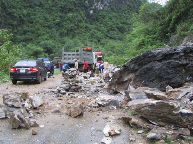Nghệ An: Mưa lớn gây sạt lở đất đá, chia cắt quốc lộ 7 - Hình 1