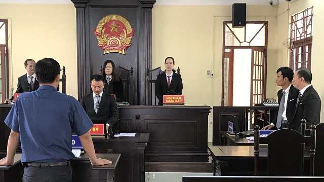 TP. HCM: Đình chỉ vụ án "bị truy tố vì... đá móp cửa ô tô"