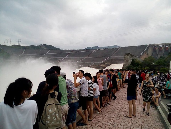 Cần cấm chụp ảnh "tự sướng" khi thủy điện xả lũ