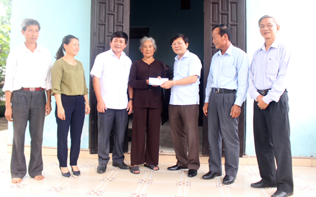 Phó Chủ tịch UBTWMTTQVN Nguyễn Hữu Dũng thăm và tặng gia đình chính sách tại Quảng Trị - Hình 2