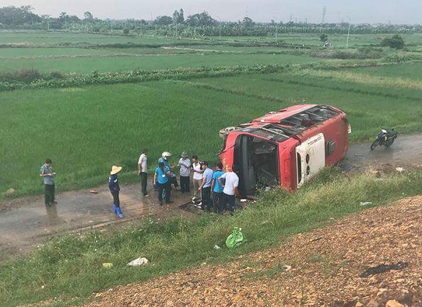 Nóng: Nhiều người bị thương do lật xe khách trên cao tốc Pháp Vân - Cầu Giẽ