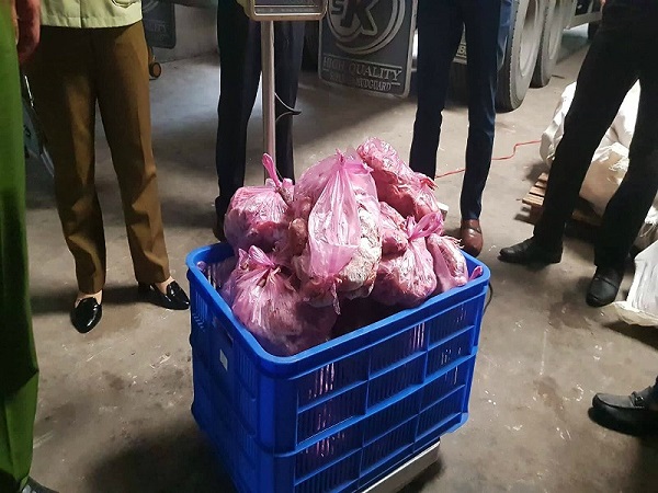 Phát hiện một cơ sở lưu trữ hơn 30 tấn thực phẩm không rõ nguồn gốc xuất xứ