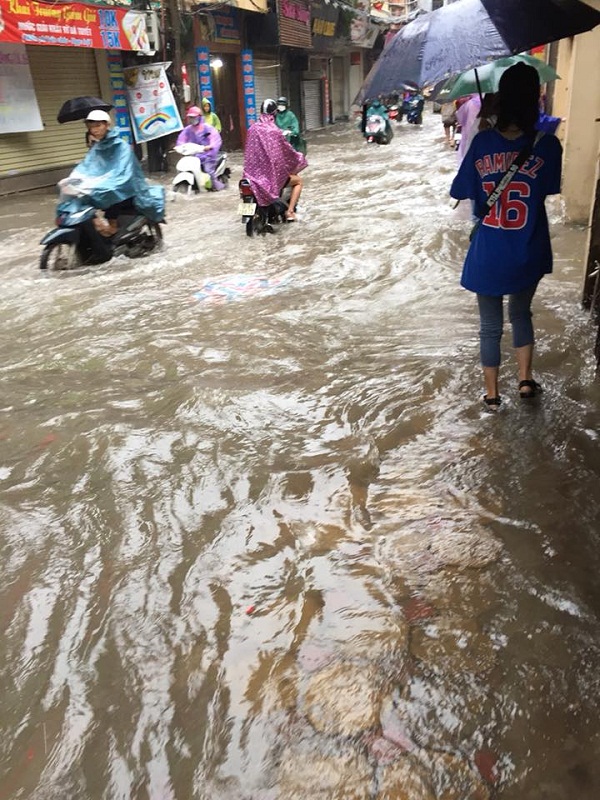 Hà Nội: Ngập úng, tê liệt giao thông sau trận mưa lớn kéo dài - Hình 1