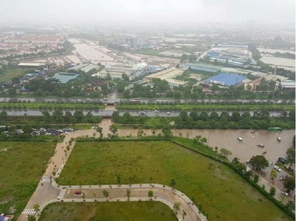 Hà Nội: Ngập úng, tê liệt giao thông sau trận mưa lớn kéo dài