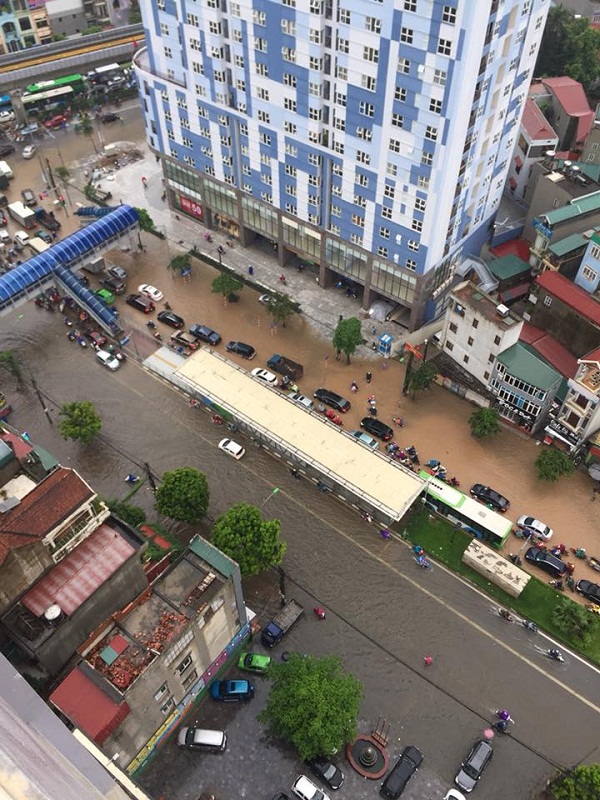 Hà Nội: Ngập úng, tê liệt giao thông sau trận mưa lớn kéo dài - Hình 2
