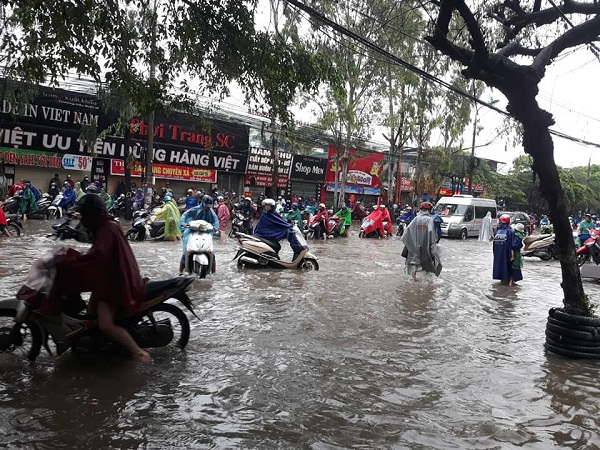 Hà Nội: Ngập úng, tê liệt giao thông sau trận mưa lớn kéo dài - Hình 4