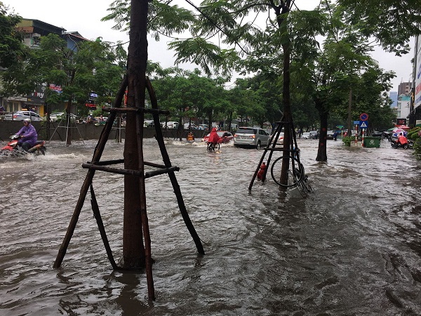 Hà Nội: Ngập úng, tê liệt giao thông sau trận mưa lớn kéo dài - Hình 5