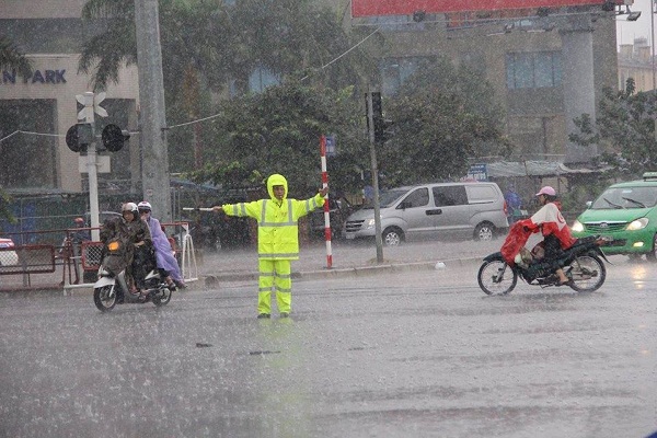 Hà Nội: Ngập úng, tê liệt giao thông sau trận mưa lớn kéo dài - Hình 3