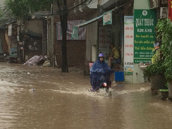 Hà Nội: Ngập úng, tê liệt giao thông sau trận mưa lớn kéo dài - Hình 7