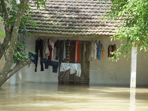 Thanh Hóa: Nước sông Bưởi dâng cao, di dời khẩn cấp hơn 700 hộ dân - Hình 1
