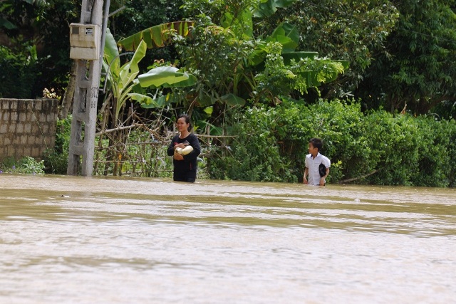 Thanh Hóa: Nước sông Bưởi dâng cao, di dời khẩn cấp hơn 700 hộ dân - Hình 2