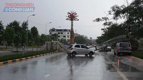 Vĩnh Phúc: Xuất hiện cơn dông lớn, một cổng chào bị quật đổ - Hình 1