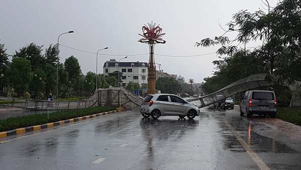 Vĩnh Phúc: Xuất hiện cơn dông lớn, một cổng chào bị quật đổ