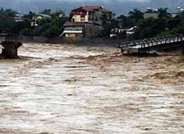 Mưa lũ khiến 30 người chết, mất tích