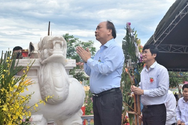 Thủ tướng Nguyễn Xuân Phúc dự lễ khánh thành nghĩa trang và nhà bia liệt sĩ tại Quảng Nam - Hình 2