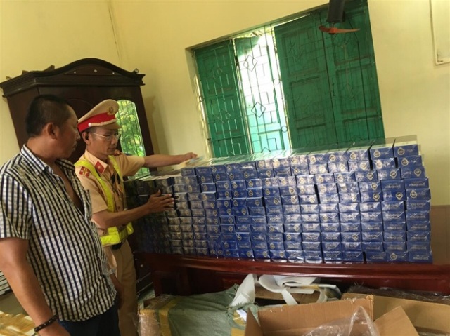 Nghệ An: Gần 2000 bao thuốc lá lậu trên xe khách
