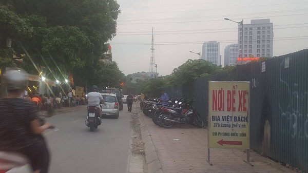 Trung Văn (Nam Từ Liên, HN): Bia hơi Việt Bách ngang nhiên “biến” vỉa hè thành nơi kinh doanh?