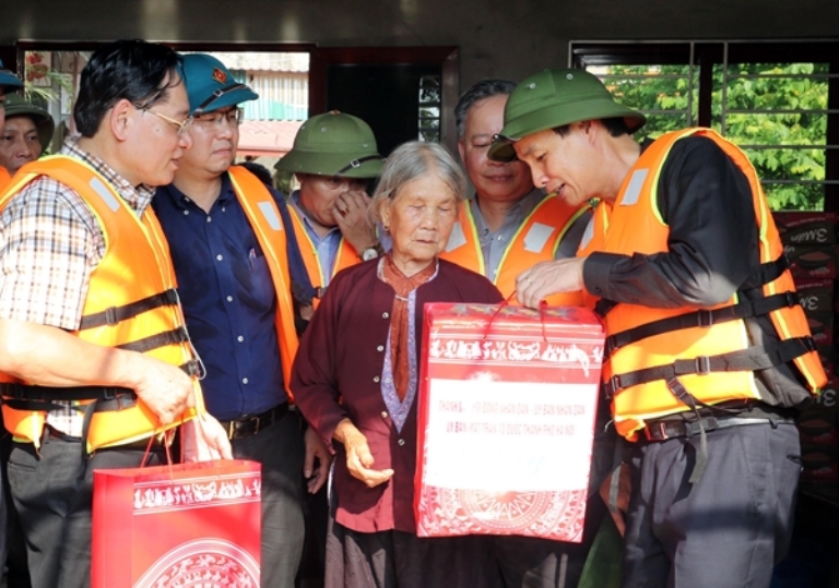 Hà Nội: Thăm hỏi, động viên nhân dân huyện Chương Mỹ bị ảnh hưởng bởi mưa lũ - Hình 2