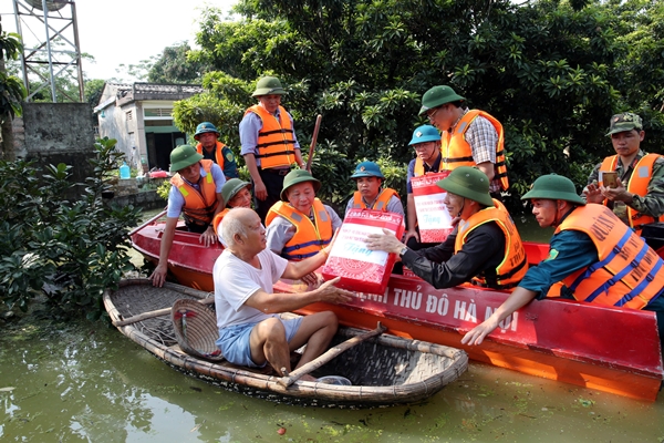 Hà Nội: Thăm hỏi, động viên nhân dân huyện Chương Mỹ bị ảnh hưởng bởi mưa lũ - Hình 1