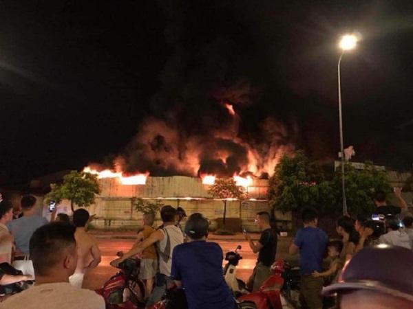 Hưng Yên: Cháy lớn tại chợ Gạo, tiểu thương bất lực nhìn tài sản bị thiêu rụi - Hình 1