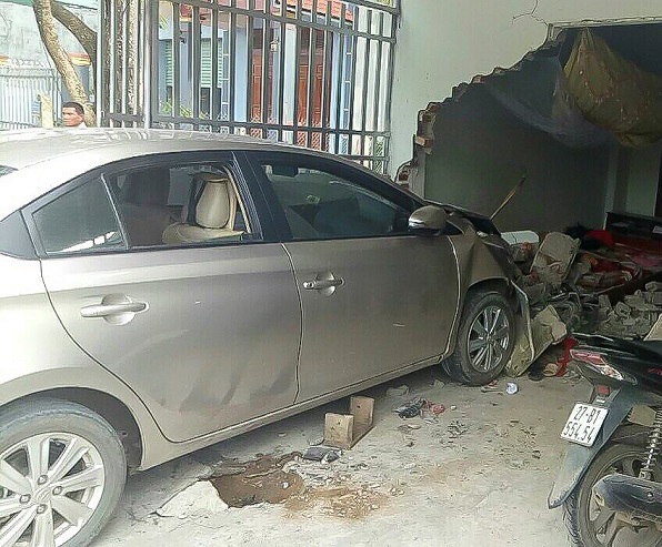 Điện Biên: Không làm chủ tốc độ, nữ tài xế đâm thẳng vào nhà dân gây tai nạn nghiêm trọng - Hình 1