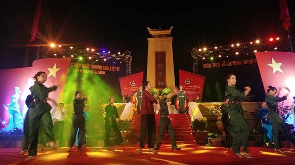 Hà Nội: Thắp nến tri ân 71 năm Ngày Thương binh Liệt sỹ tại Nghĩa trang Mai Dịch