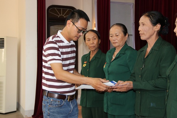 Tập đoàn Tân Hiệp Phát tặng quà cho các cựu thanh niên xung phong tại Nghệ An, Hà Tĩnh - Hình 1