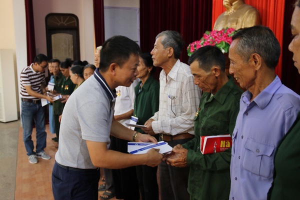 Tập đoàn Tân Hiệp Phát tặng quà cho các cựu thanh niên xung phong tại Nghệ An, Hà Tĩnh - Hình 2