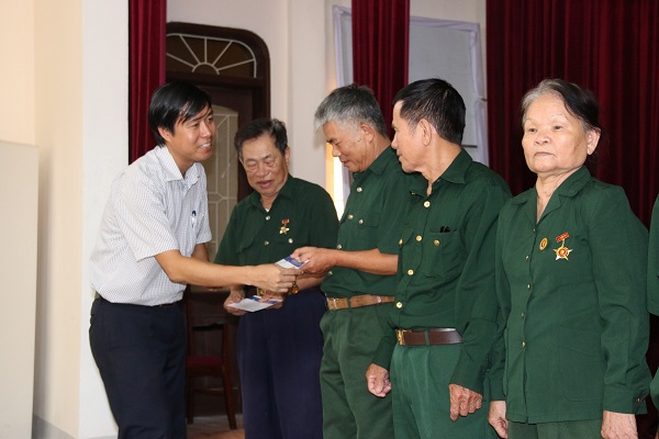 Tập đoàn Tân Hiệp Phát tặng quà cho các cựu thanh niên xung phong tại Nghệ An, Hà Tĩnh - Hình 4