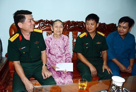 Làm chính sách bằng cả tấm lòng