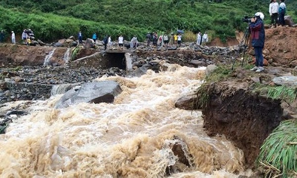 BIDV dành hơn 300 triệu đồng hỗ trợ gia đình có nạn nhân thiệt mạng trong đợt mưa lũ - Hình 1