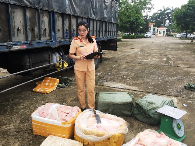 Thanh Hóa: Bắt giữ 2,5 tấn thịt, bì lợn bốc mùi hôi thối đang vận chuyển đi tiêu thụ