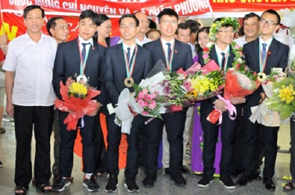 Chào đón các 'cậu bé vàng' Olympic Vật lý, Hóa học 2018