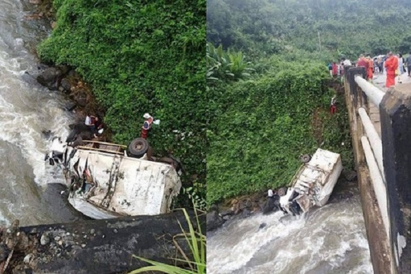 Lào: Xe cứu trợ đâm xuống sông, một người thiệt mạng - Hình 1