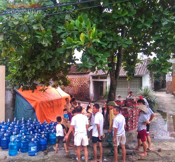 Ngập tại Chương Mỹ: Người dân “oằn” mình với lụt - Hình 3