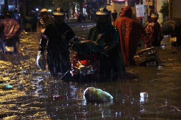 Chùm ảnh mưa lớn ở Hà Nội: Nhiều tuyến phố ngập sâu, tắc đường hàng giờ - Hình 23