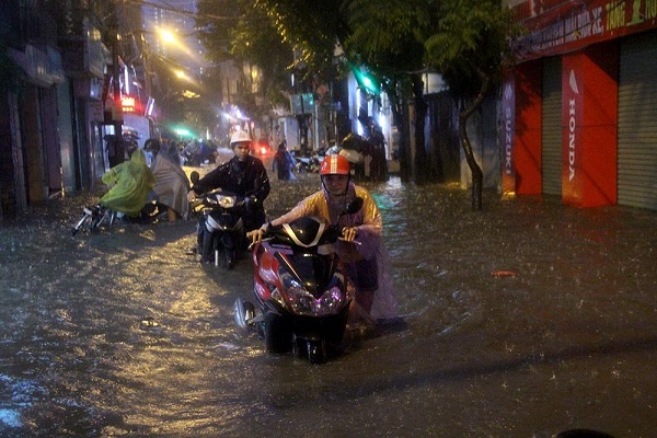 Chùm ảnh mưa lớn ở Hà Nội: Nhiều tuyến phố ngập sâu, tắc đường hàng giờ - Hình 22