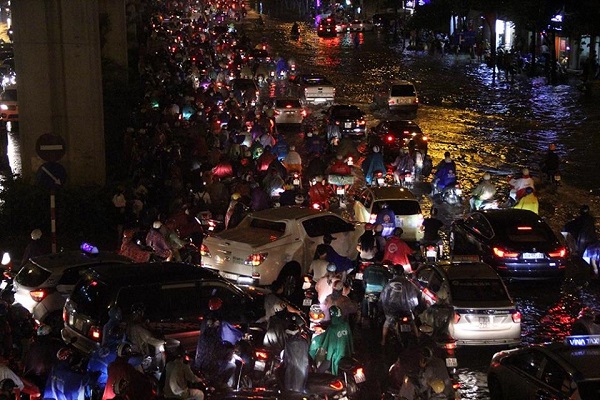 Chùm ảnh mưa lớn ở Hà Nội: Nhiều tuyến phố ngập sâu, tắc đường hàng giờ - Hình 21