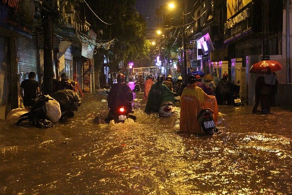 Chùm ảnh mưa lớn ở Hà Nội: Nhiều tuyến phố ngập sâu, tắc đường hàng giờ - Hình 20