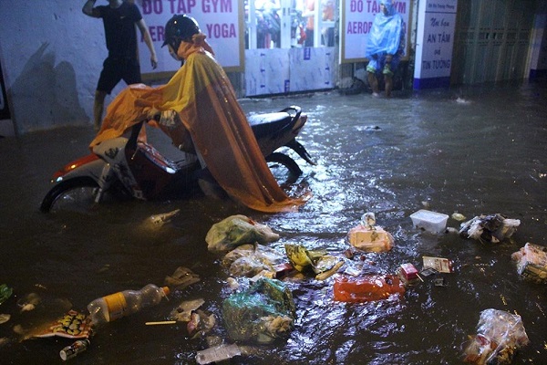 Chùm ảnh mưa lớn ở Hà Nội: Nhiều tuyến phố ngập sâu, tắc đường hàng giờ - Hình 18