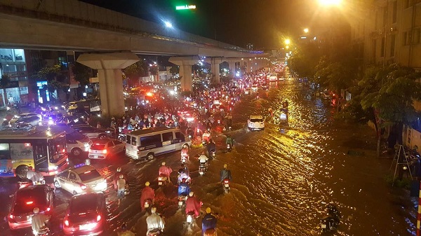 Chùm ảnh mưa lớn ở Hà Nội: Nhiều tuyến phố ngập sâu, tắc đường hàng giờ - Hình 17