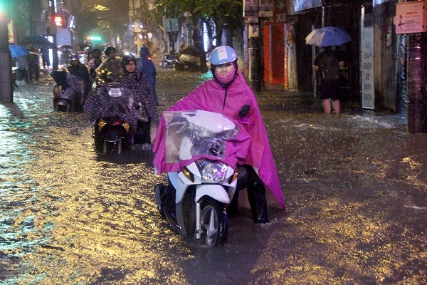 Chùm ảnh mưa lớn ở Hà Nội: Nhiều tuyến phố ngập sâu, tắc đường hàng giờ - Hình 16