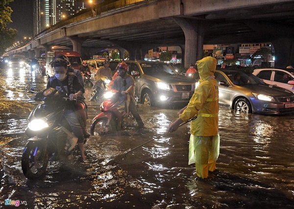 Chùm ảnh mưa lớn ở Hà Nội: Nhiều tuyến phố ngập sâu, tắc đường hàng giờ - Hình 15