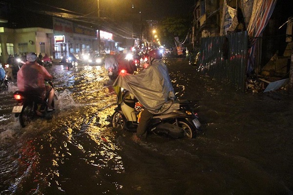 Chùm ảnh mưa lớn ở Hà Nội: Nhiều tuyến phố ngập sâu, tắc đường hàng giờ - Hình 14