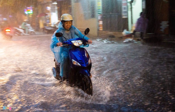 Chùm ảnh mưa lớn ở Hà Nội: Nhiều tuyến phố ngập sâu, tắc đường hàng giờ - Hình 13