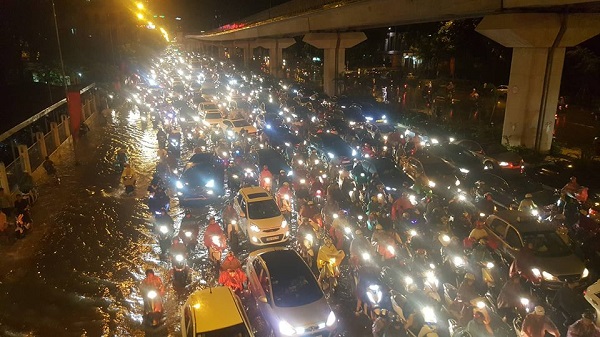 Chùm ảnh mưa lớn ở Hà Nội: Nhiều tuyến phố ngập sâu, tắc đường hàng giờ - Hình 11