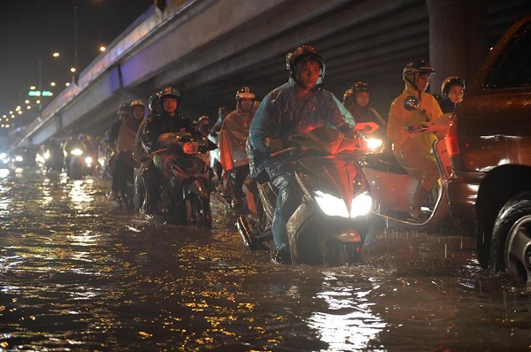 Chùm ảnh mưa lớn ở Hà Nội: Nhiều tuyến phố ngập sâu, tắc đường hàng giờ - Hình 10