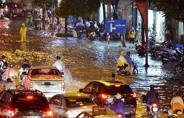 Chùm ảnh mưa lớn ở Hà Nội: Nhiều tuyến phố ngập sâu, tắc đường hàng giờ - Hình 9