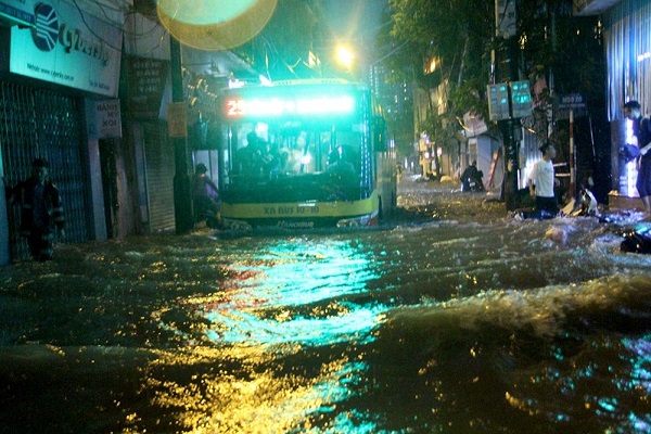 Chùm ảnh mưa lớn ở Hà Nội: Nhiều tuyến phố ngập sâu, tắc đường hàng giờ - Hình 8