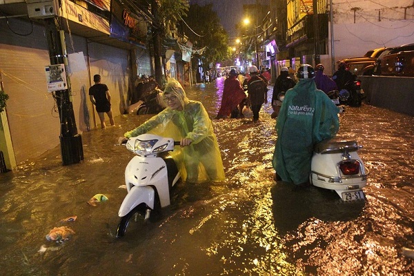 Chùm ảnh mưa lớn ở Hà Nội: Nhiều tuyến phố ngập sâu, tắc đường hàng giờ - Hình 7